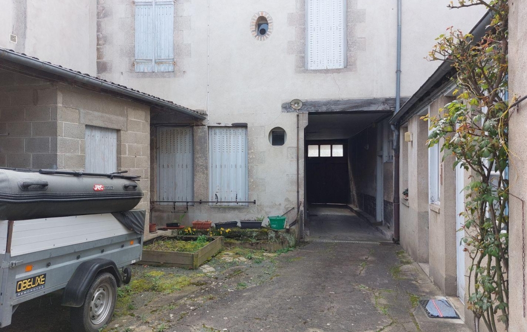 BOUSSAC IMMOBILIER : Building | BOUSSAC (23600) | 219 m2 | 120 000 € 